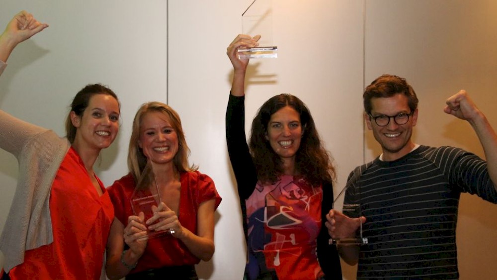 De winnaars op rij: de twee dames van Kandoor, Natasja Naron en Lendahand.