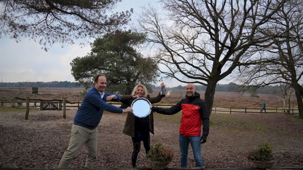 Jeroen Oversteegen, directeur de Nationale Hypotheekbond rijkt de schaal voor beste geldverstrekker 2020 uit aan, Ellen Hensbergen, algemeen directeur MUNT Hypotheken en Chis Oosterling, commercieel directeur bij MUNT.