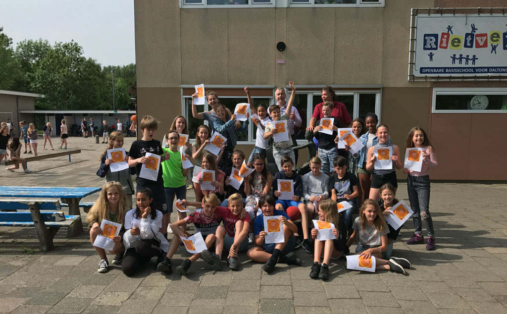 Leerlingen van groep 8 tonen trots hun certificaat van MFLjunior.